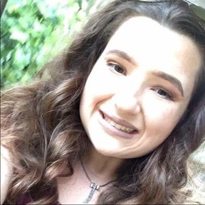 Meet your Posher, Caitlin e